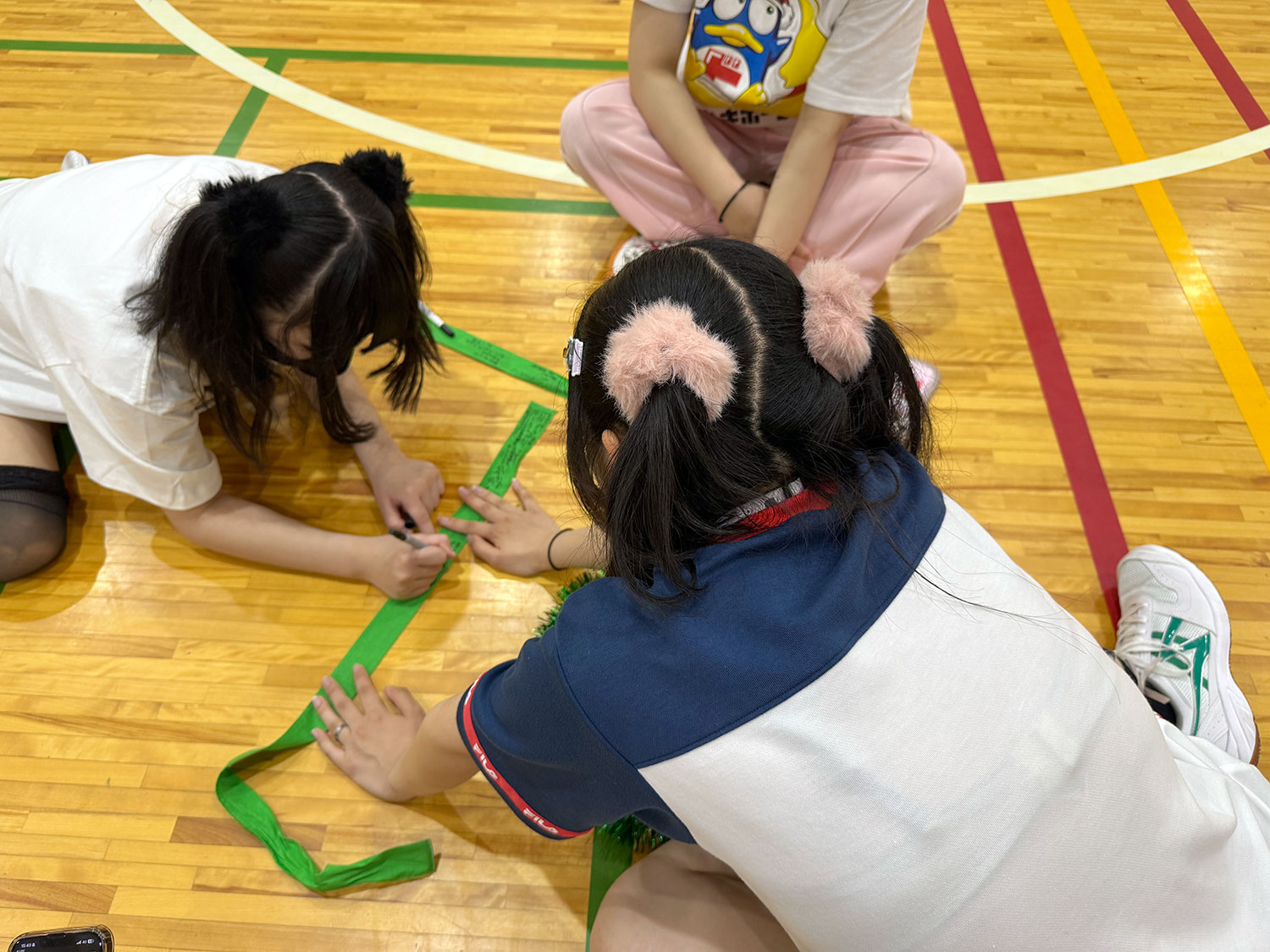 帰る前にはちまきに寄せ書きをしている様子