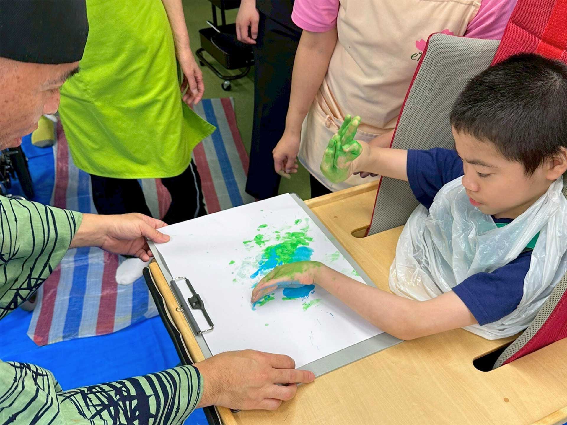 重度障がいのある子どもたちの絵が札幌の街を彩る|チ・カ・ホとバンカラでONEART SAPPORO展開催