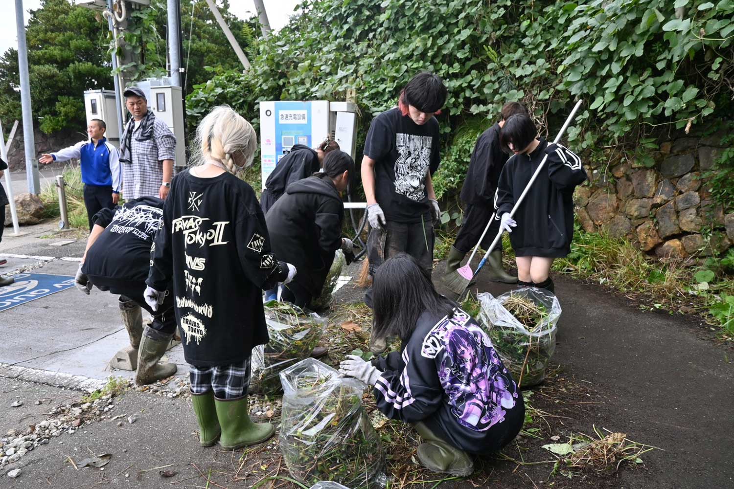 被災地でボランティアを行うトー横キッズたち